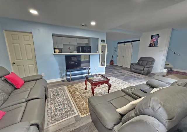 image of 9321 Pagewood Ln, Houston, TX 77063 | MLS# 78974295