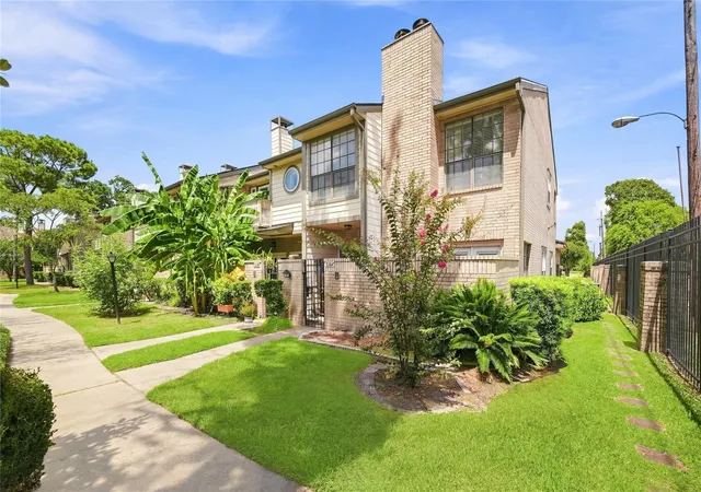 Townhouse for sale at 736 Country Pl Dr #I, Houston, TX 77079 | MLS# 87070540