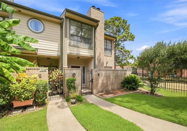Photo 2 of Townhouse for sale at 736 Country Pl Dr #I, Houston, TX 77079 | MLS# 87070540 | Listing updated on 2026-09-27