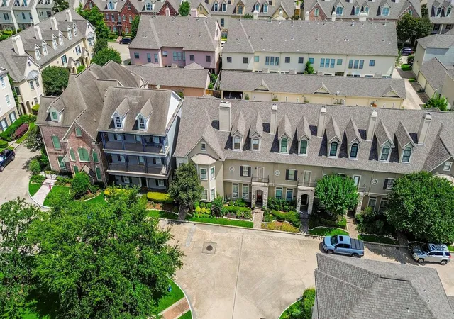 Photo 2 of Townhouse for sale at 3322 Crosspark Pl, Houston, TX 77007 | MLS# 84009668 | Listing updated on 2026-08-30