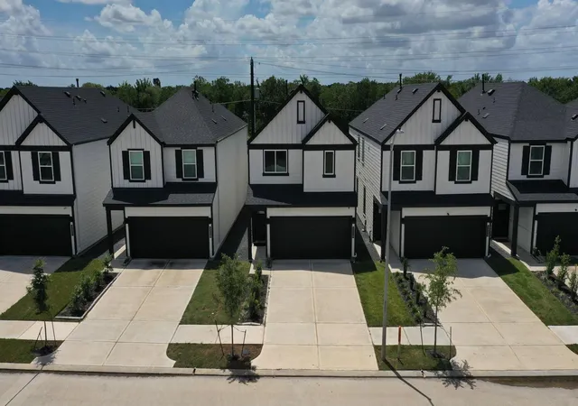 2nd image of 3218 Crown Gate Dr, Houston, TX 77047 | MLS# 91856911
