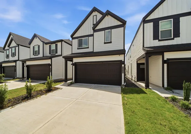 3rd image of 3218 Crown Gate Dr, Houston, TX 77047 | MLS# 91856911