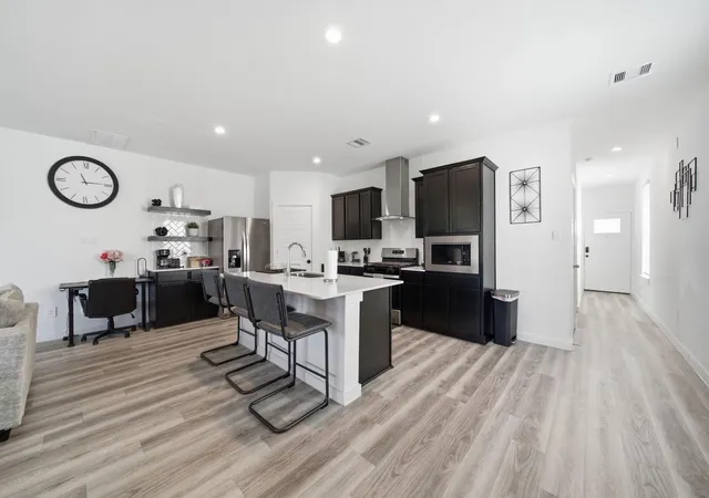 4th image of 3218 Crown Gate Dr, Houston, TX 77047 | MLS# 91856911