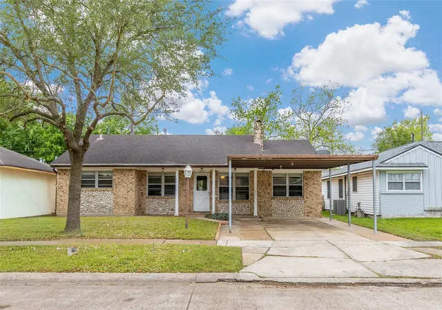 2nd image of 2704 Sweetgum St St, Pasadena, TX 77502 | MLS# 13387535