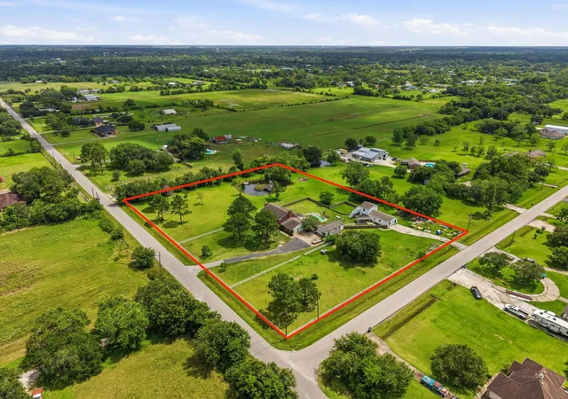 Photo 3 of Single family home for sale at 7009 Ave R, Santa Fe, TX 77510 | MLS# 3965458 | Listing updated on 2026-08-18