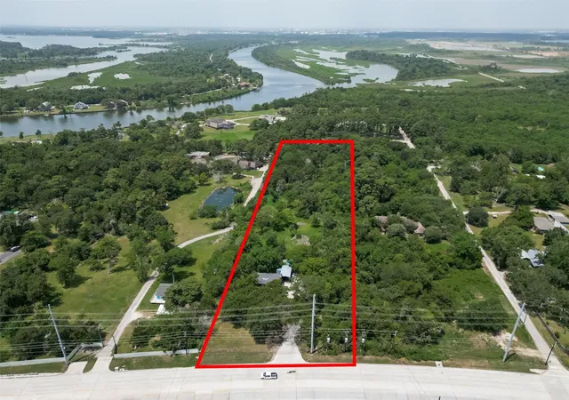 Photo 2 of Sale Pending at 1316 N Main St, Highlands, TX 77562 | MLS# 85925413 | Listing updated on 2026-09-24