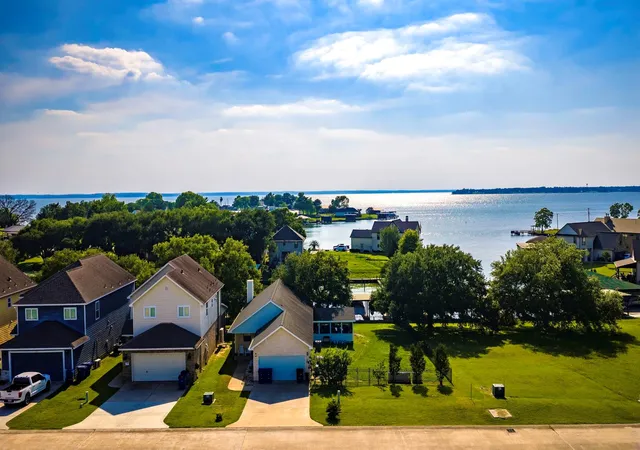 1st image of 185 Bayview Ln, Livingston, TX 77351 | MLS# 81520335