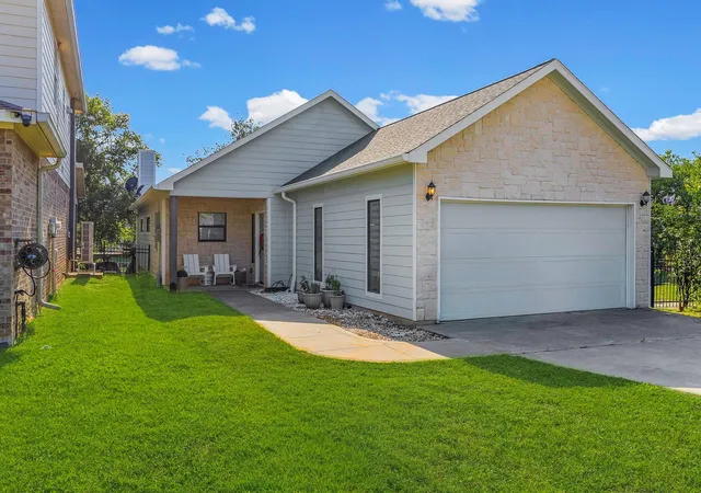 Photo 3 of Single family home for sale at 185 Bayview Ln, Livingston, TX 77351 | MLS# 81520335 | Listing updated on 2026-08-20