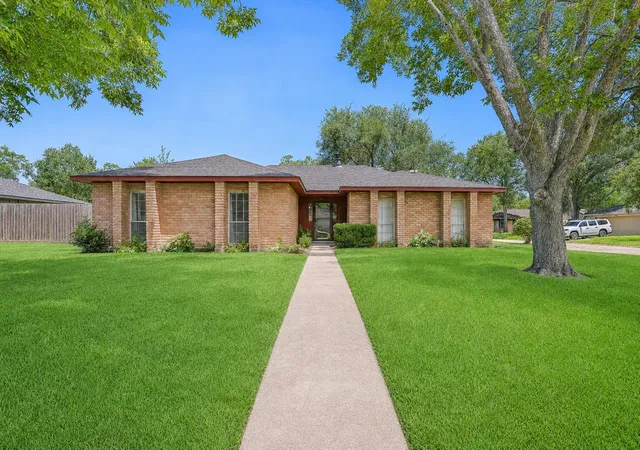 1st image of 305 Castlelake Dr, Friendswood, TX 77546 | MLS# 56015902