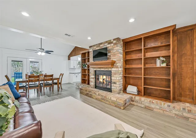 2nd image of 305 Castlelake Dr, Friendswood, TX 77546 | MLS# 56015902