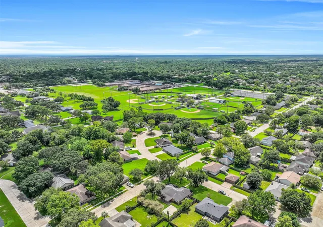 31st image of 305 Castlelake Dr, Friendswood, TX 77546 | MLS# 56015902