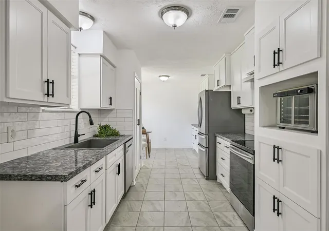 Photo 3 of Sale Pending at 305 Castlelake Dr, Friendswood, TX 77546 | MLS# 56015902 | Listing updated on 2026-09-03