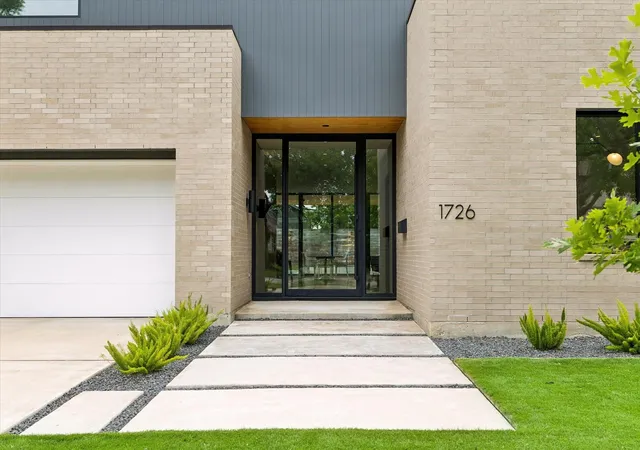 Photo 3 of Single family home for sale at 1726 Viking Dr, Houston, TX 77018 | MLS# 79001814 | Listing updated on 2026-09-13