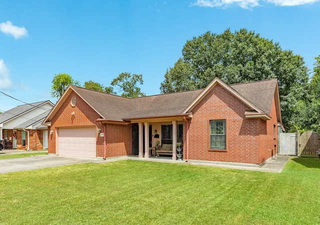 Photo 2 of Sale Pending at 617 E Myrtle St, Angleton, TX 77515 | MLS# 62572115 | Listing updated on 2026-10-07