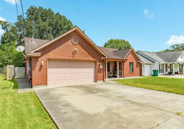 Photo 3 of Sale Pending at 617 E Myrtle St, Angleton, TX 77515 | MLS# 62572115 | Listing updated on 2026-10-07