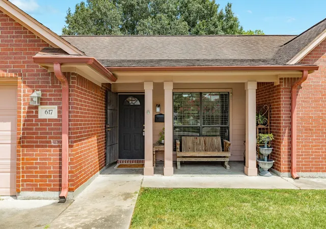 Photo 3 of Sale Pending at 617 E Myrtle St, Angleton, TX 77515 | MLS# 62572115 | Listing updated on 2026-10-07