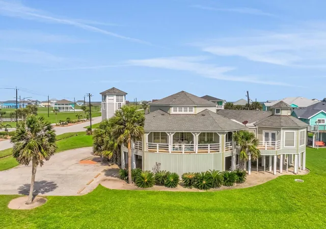 Photo 3 of Single family home for sale at 18403 Shaman Dr, Galveston, TX 77554 | MLS# 90984906 | Listing updated on 2026-07-22