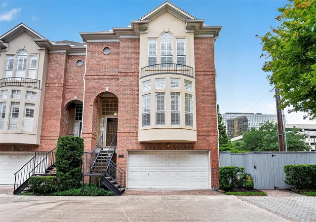 Townhouse for sale at 5202 Sagecircle St S, Houston, TX 77056 | MLS# 72584684