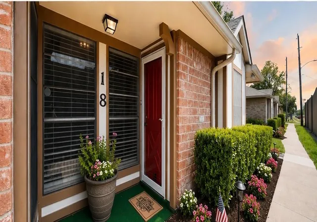 Photo 2 of Townhouse for sale at 18 Barcelona Ct, Missouri City, TX 77459 | MLS# 10558525 | Listing updated on 2026-10-06