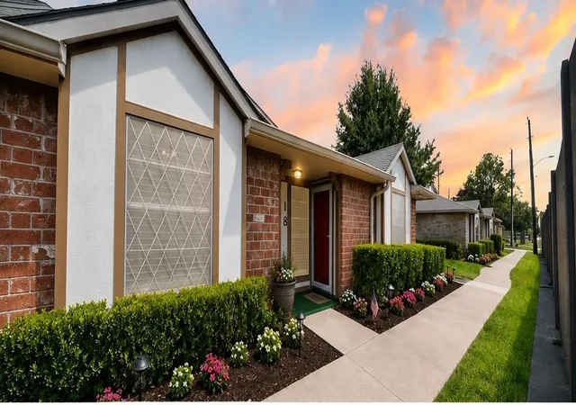 Photo 3 of Townhouse for sale at 18 Barcelona Ct, Missouri City, TX 77459 | MLS# 10558525 | Listing updated on 2026-10-06