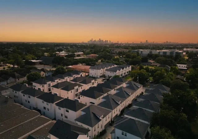 Photo 3 of Townhouse for sale at 834 Wakefield Dr #B, Houston, TX 77018 | MLS# 81140480 | Listing updated on 2026-08-28