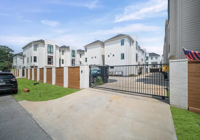 Photo 3 of Townhouse for sale at 834 Wakefield Dr #B, Houston, TX 77018 | MLS# 81140480 | Listing updated on 2026-08-28