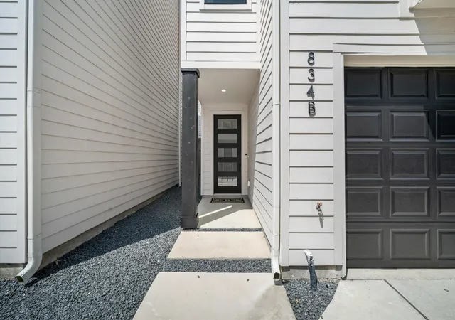 Photo 4 of Townhouse for sale at 834 Wakefield Dr #B, Houston, TX 77018 | MLS# 81140480 | Listing updated on 2026-08-28
