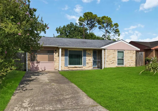 2nd image of 11011 Carlton Dr, Houston, TX 77047 | MLS# 34692298