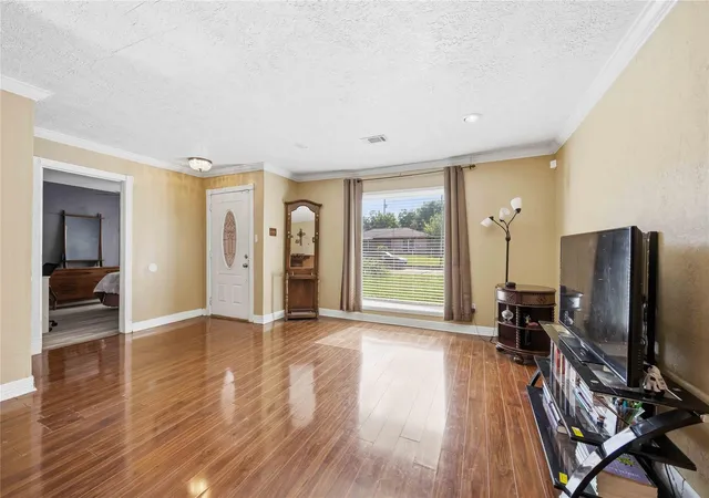 4th image of 11011 Carlton Dr, Houston, TX 77047 | MLS# 34692298
