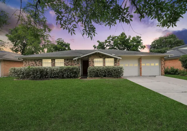 Photo 1 of Single family home for sale at 5815 Effingham Dr, Houston, TX 77035 | MLS# 13467333 | Listing updated on 2026-09-17