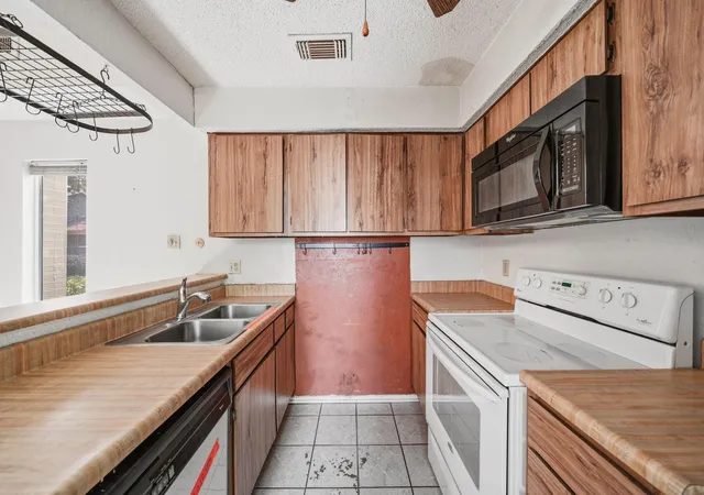 5th image of 12918 Wirevine Ln, Houston, TX 77072 | MLS# 86165374
