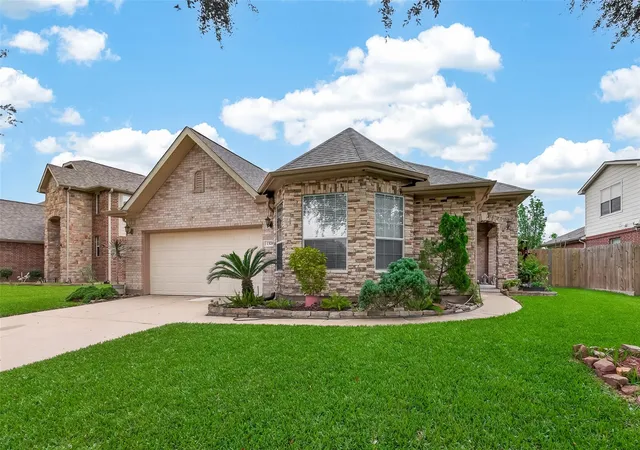 3rd image of 13719 Saxony Dr, Sugar Land, TX 77498 | MLS# 61913595