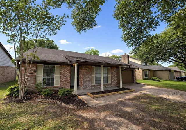 Photo 1 of Single family home for sale at 11915 Fallbrook Dr, Houston, TX 77065 | MLS# 7553157 | Listing updated on 2026-09-17