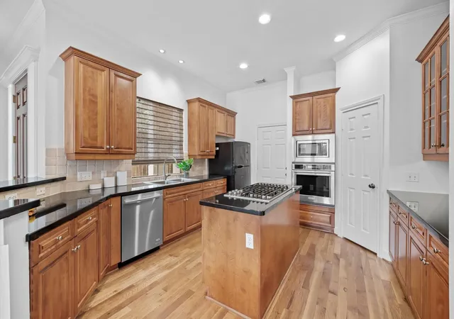 Photo 2 of Sale Pending at 2417 Park St, Houston, TX 77019 | MLS# 82082970 | Listing updated on 2026-08-31