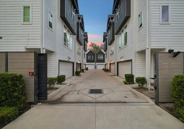 3rd image of 1524 Ojeman Rd #D, Houston, TX 77055 | MLS# 79729490