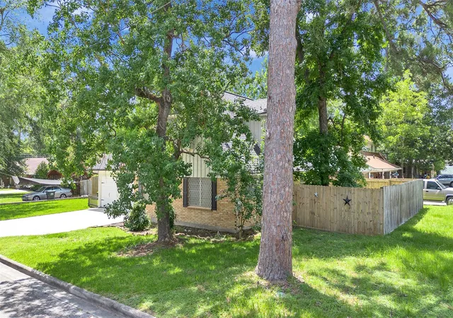 Photo 2 of Single family home for sale at 405 Billie Bess Ln, Conroe, TX 77301 | MLS# 51951859 | Listing updated on 2026-08-22
