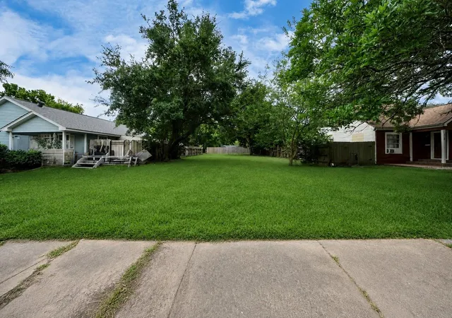 3rd image of 111 6Th Ave N, Texas City, TX 77590 | MLS# 81365866