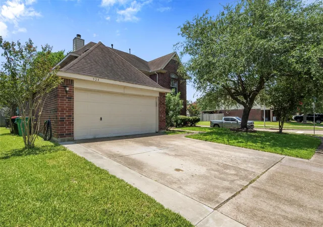 Photo 3 of Single family home for sale at 924 Chad Ln, Baytown, TX 77521 | MLS# 87159090 | Listing updated on 2026-09-14