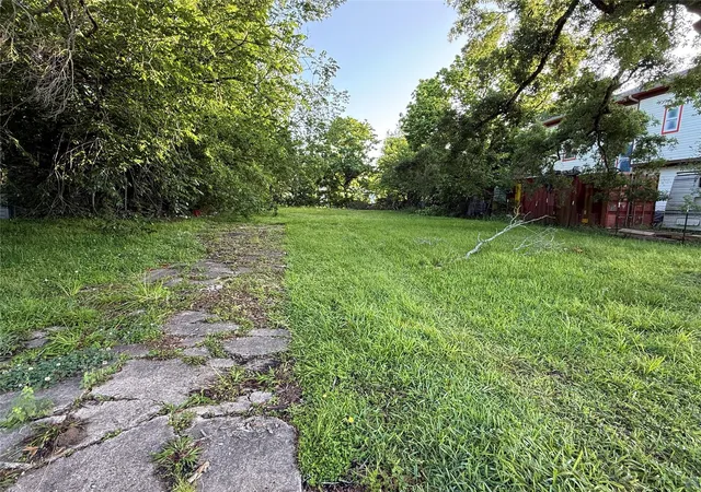 4th image of 5307 Willow Glen Dr, Houston, TX 77033 | MLS# 13520879