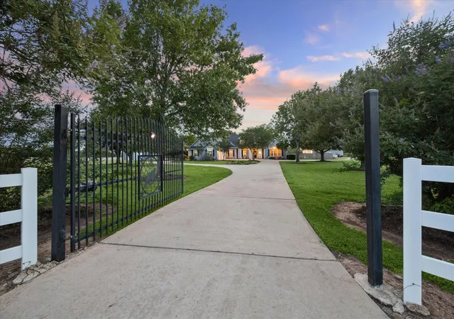 Photo 2 of Sale Pending at 16519 Deer Hvn Run, Rosharon, TX 77583 | MLS# 38067483 | Listing updated on 2026-08-31