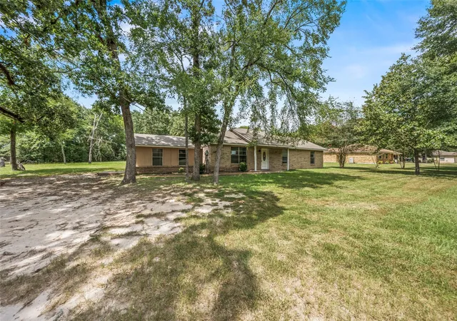 Photo 2 of Single family home for sale at 21 Wood Lodge Dr, Huntsville, TX 77320 | MLS# 24714160 | Listing updated on 2026-09-10