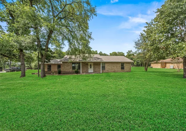 Photo 3 of Single family home for sale at 21 Wood Lodge Dr, Huntsville, TX 77320 | MLS# 24714160 | Listing updated on 2026-10-10