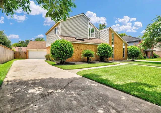 2nd image of 221 Wedgewood St, Lake Jackson, TX 77566 | MLS# 85096914