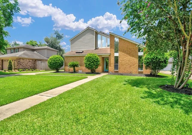 3rd image of 221 Wedgewood St, Lake Jackson, TX 77566 | MLS# 85096914