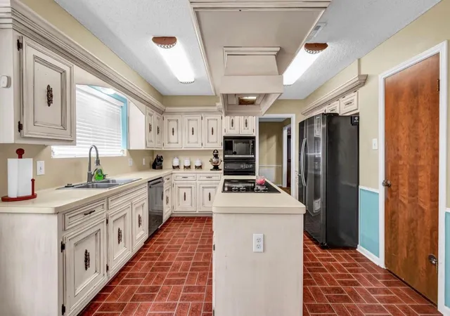 4th image of 221 Wedgewood St, Lake Jackson, TX 77566 | MLS# 85096914