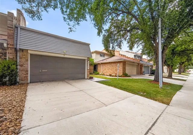 Photo 2 of Townhouse for sale at 5714 Innsbruck St, Bellaire, TX 77401 | MLS# 26152402 | Listing updated on 2026-09-12