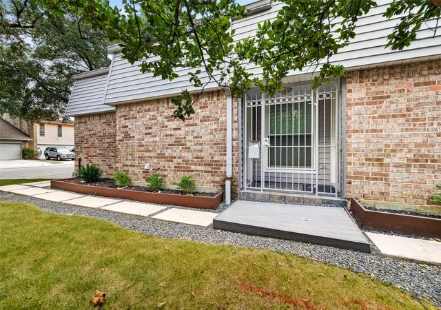 Photo 3 of Townhouse for sale at 5714 Innsbruck St, Bellaire, TX 77401 | MLS# 26152402 | Listing updated on 2026-09-12