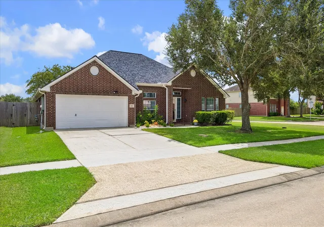 2nd image of 202 Meadowhill Ln, League City, TX 77539 | MLS# 47070702