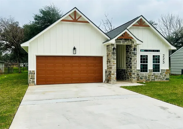 Homes for sale in Lake Jackson, TX | 223 Laurel St, Lake Jackson, TX 77566 | MLS# 5403166