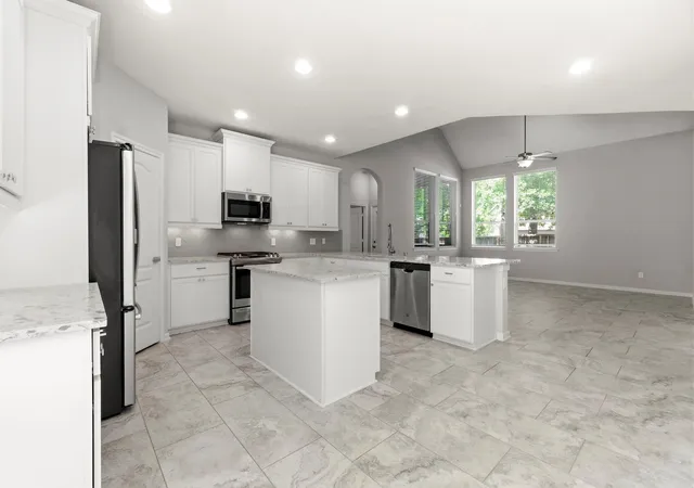 Photo 4 of Single family home for sale at 127 Fox Trl Rd, Montgomery, TX 77316 | MLS# 95371532 | Listing updated on 2026-08-31